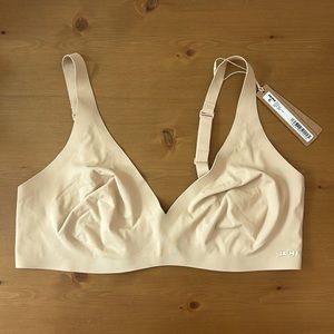 **NWT!!** - SKIMS - Naked Plunge Bra in Sand, Size L - Brand New from Skims.com!